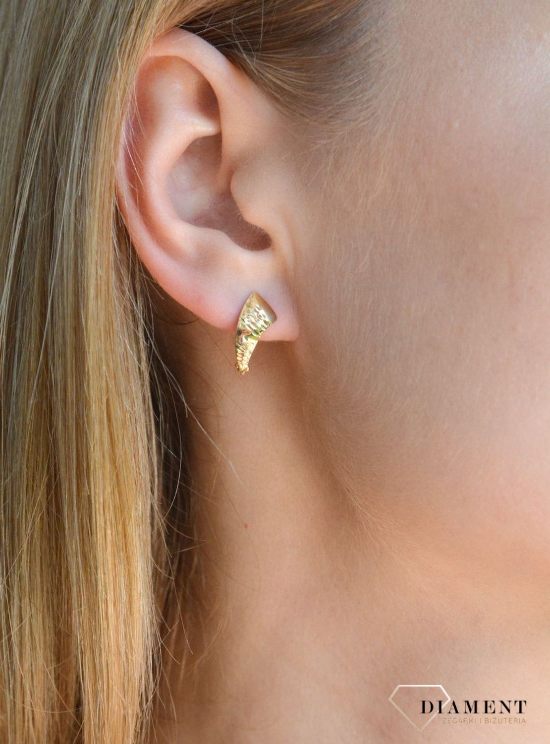 Złote kolczyki damskie 375 klasyczne z ozdobnym grawerowaniem KL 3367A 375.jpg